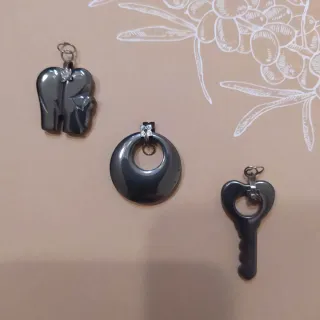 Dos gargantillas y tres colgantes amuleto