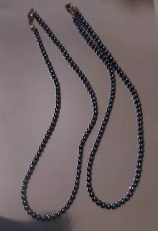 Dos gargantillas y tres colgantes amuleto