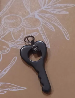 Dos gargantillas y tres colgantes amuleto