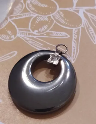 Dos gargantillas y tres colgantes amuleto