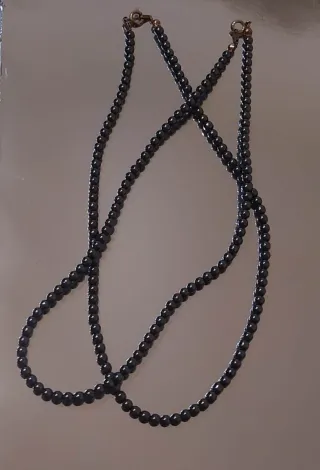 Dos gargantillas y tres colgantes amuleto