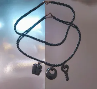 Dos gargantillas y tres colgantes amuleto