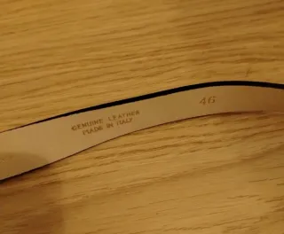 Cintura in pelle nera con fibbia dorata