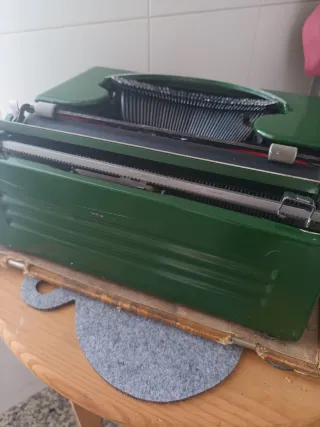 Máquina de Escrever Olivetti Studio 46 Verde