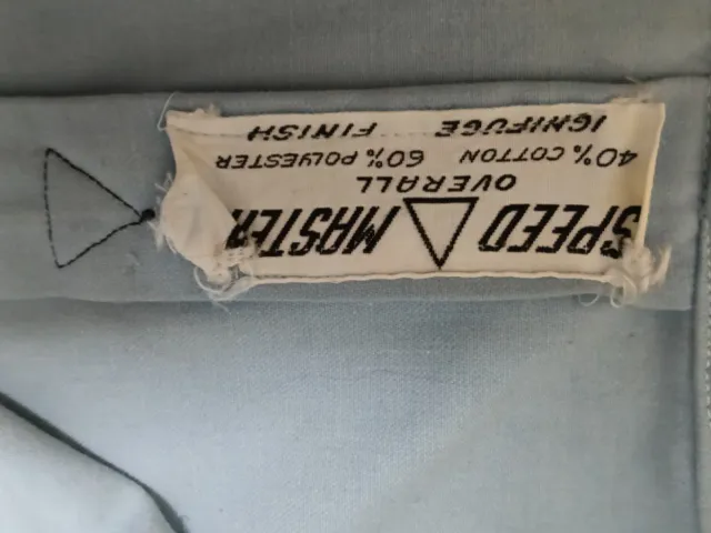 Conjunto cazadora y pantalón con anagramas moto