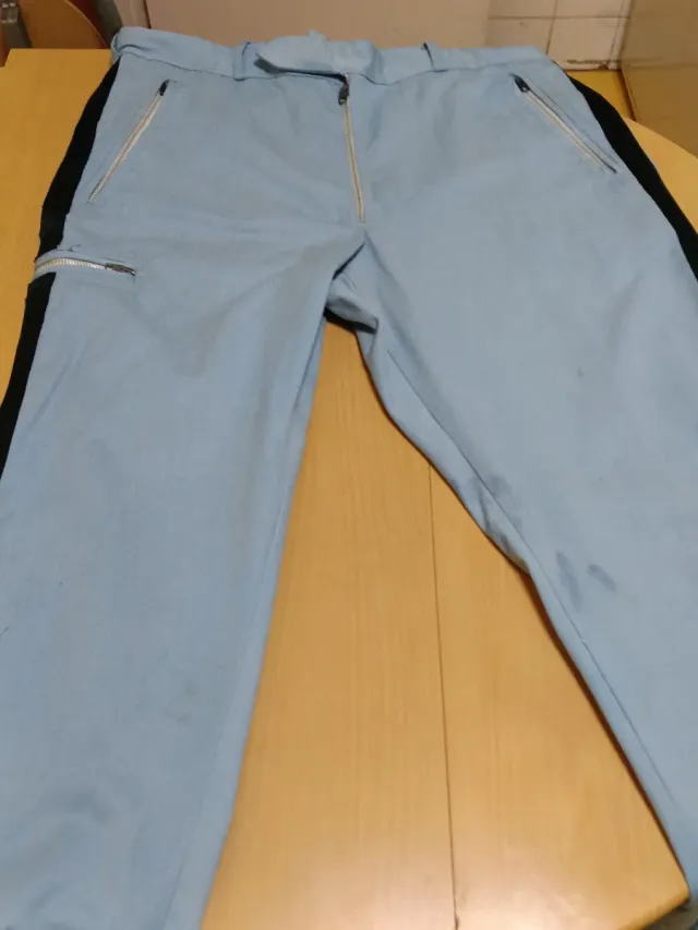 Conjunto cazadora y pantalón con anagramas moto