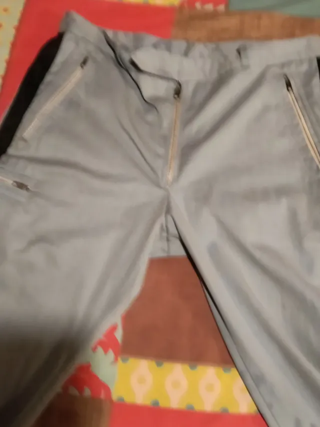 Conjunto cazadora y pantalón con anagramas moto