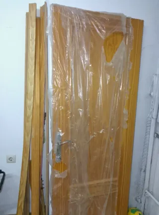 Puerta de casa con manivela