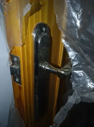 Puerta de casa con manivela