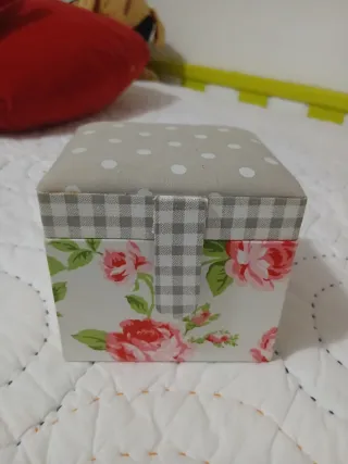 Joyero estampado floral y cuadros