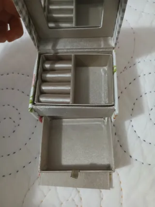 Joyero estampado floral y cuadros