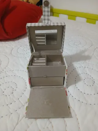 Joyero estampado floral y cuadros