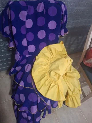 Traje de flamenca/sevillana morado. Tiene para ent