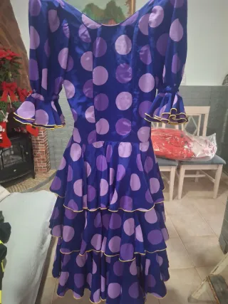 Traje de flamenca/sevillana morado. Tiene para ent