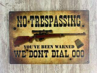 Cartel No Trespassing con Rifle