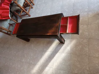 Mesa de centro antigua de madera maciza