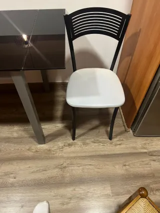 Mesa de cocina (extensible) y 2 sillas