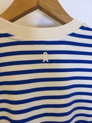 Sweatshirt Armedangels riscas azul e bege. Mulher