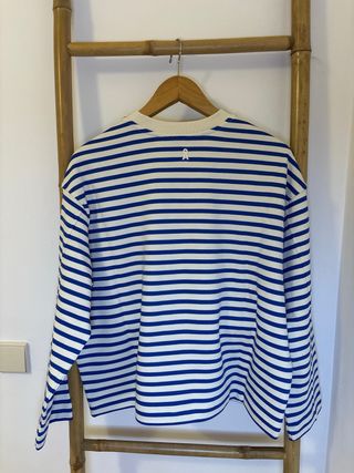 Sweatshirt Armedangels riscas azul e bege. Mulher