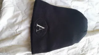 Gorro negro con letra A reversible