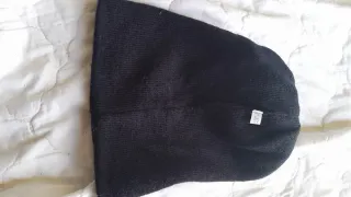 Gorro negro con letra A reversible