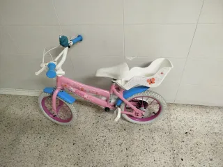 Bicicleta infantil rosa con asiento trasero