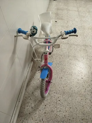Bicicleta infantil rosa con asiento trasero