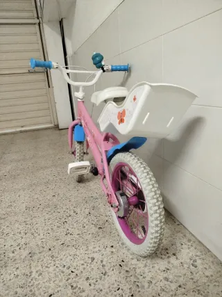 Bicicleta infantil rosa con asiento trasero