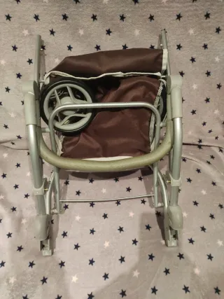 Cochecito de muñecas con capazo.