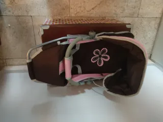 Cochecito de muñecas con capazo.