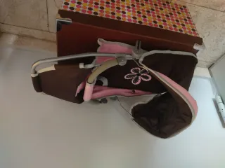 Cochecito de muñecas con capazo.