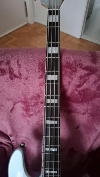 Bajo  Marcus Miller V7 4 cuerdas venta en persona