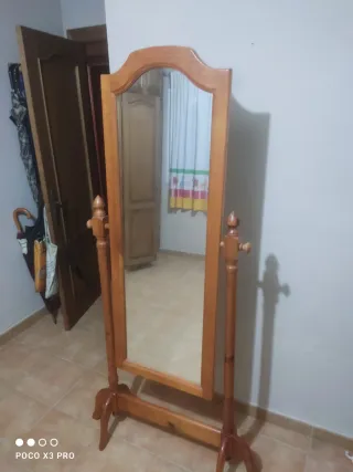Espejo de pie de madera