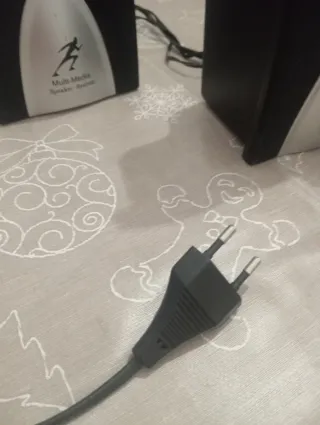 Altavoces para ordenador negros y grises