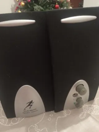 Altavoces para ordenador negros y grises
