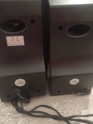 Altavoces para ordenador negros y grises