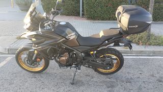 Voge 625 DSX con maletas Shad.