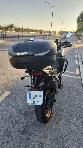 Voge 625 DSX con maletas Shad.