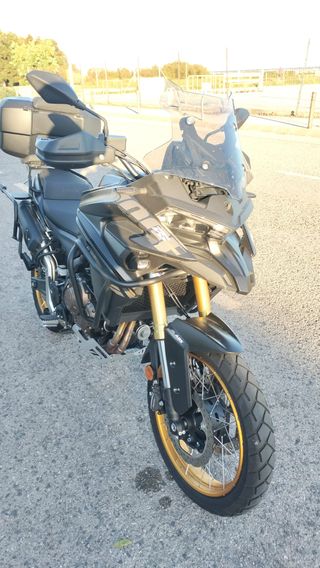 Voge 625 DSX con maletas Shad.