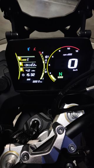 Voge 625 DSX con maletas Shad.