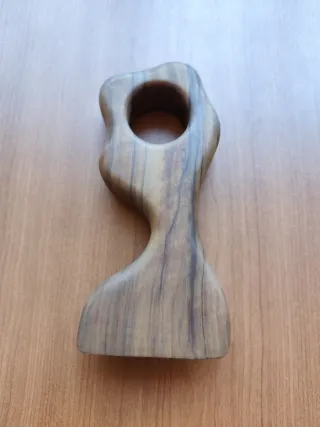 Botellero de madera en equilibrio