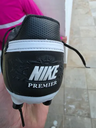 Botas de fútbol Nike negras y blancas