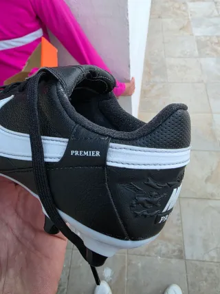 Botas de fútbol Nike negras y blancas