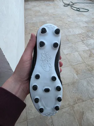 Botas de fútbol Nike negras y blancas