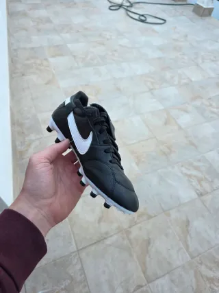 Botas de fútbol Nike negras y blancas