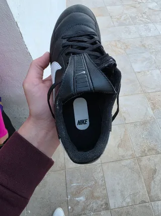 Botas de fútbol Nike negras y blancas