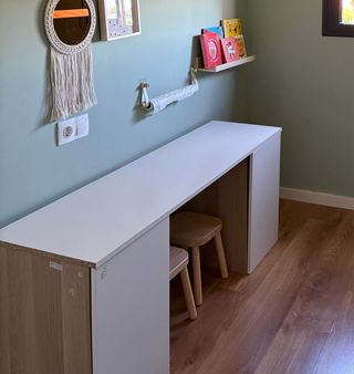 Scrivania per bambini con 2 sgabelli