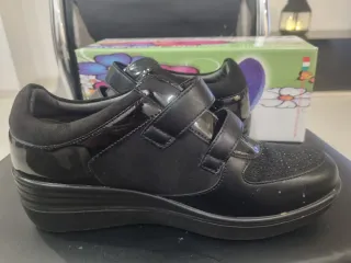 Scarpe da donna nere con velcro