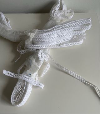 Entredoses bordados blancos y beige