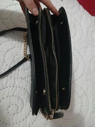 Bolso negro con cadena dorada